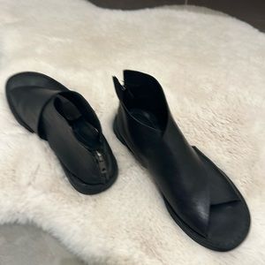 Born ankle Sandal- 8.5